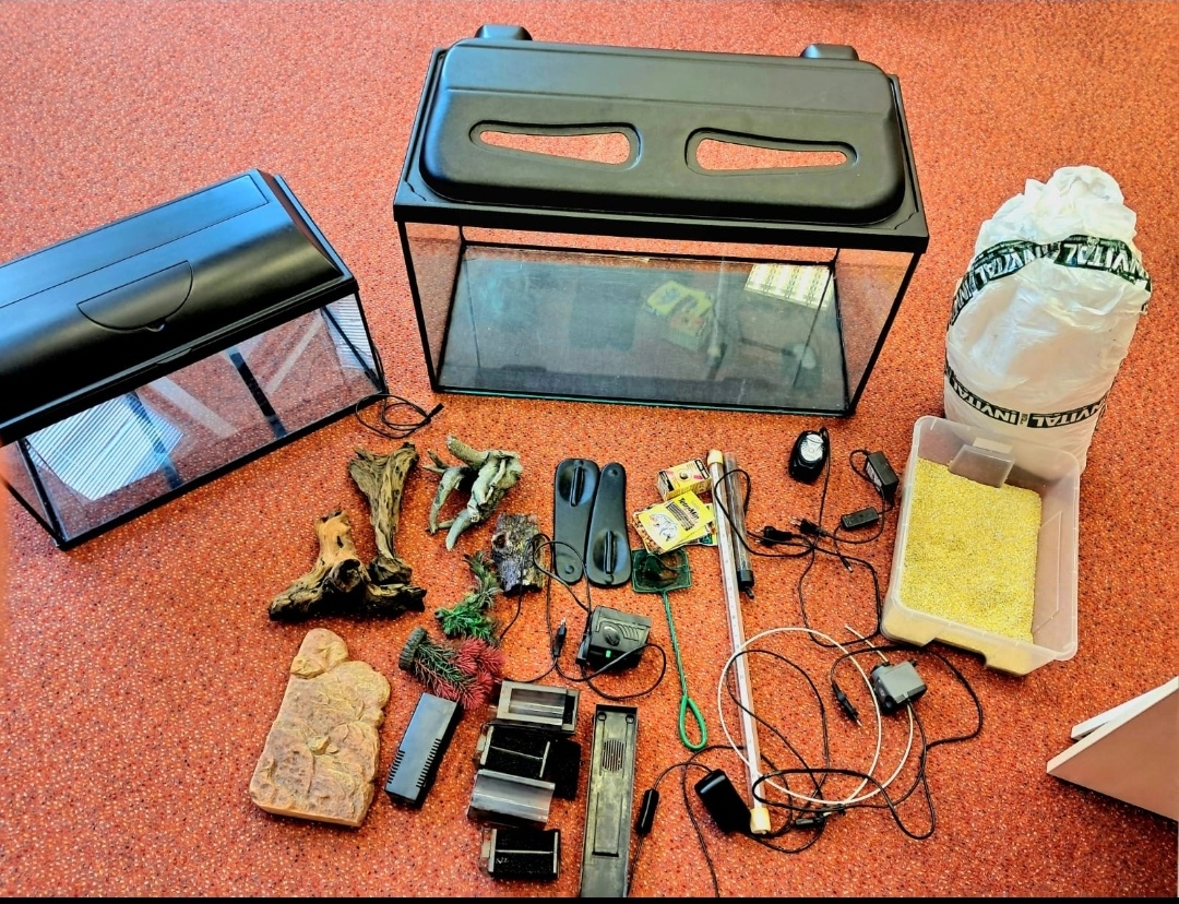 Akvária s vybavením