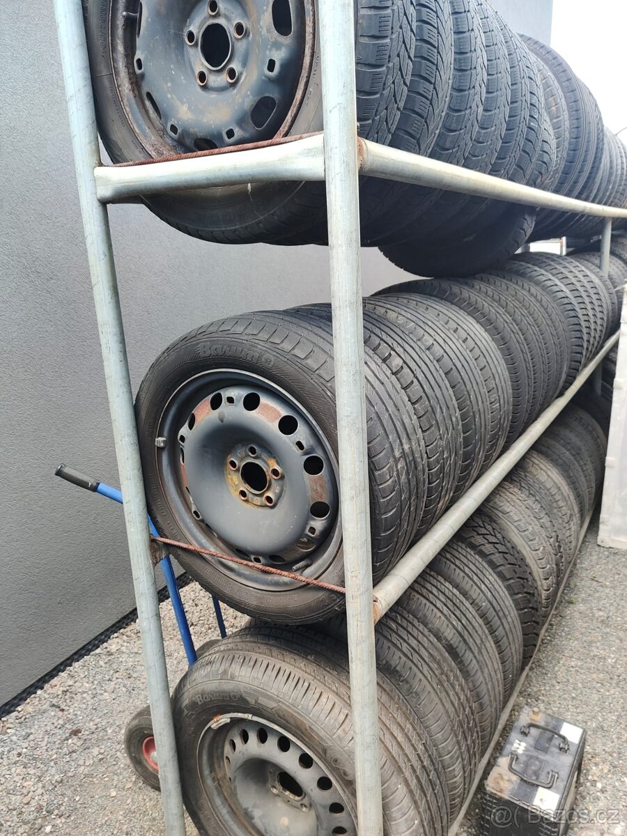 Regály na pneumatiky kovové