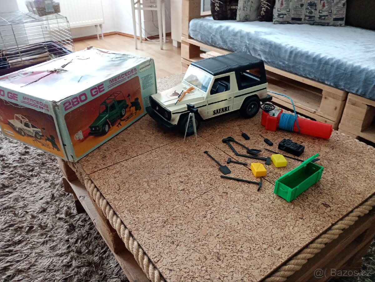 Retro Mercedes G safari