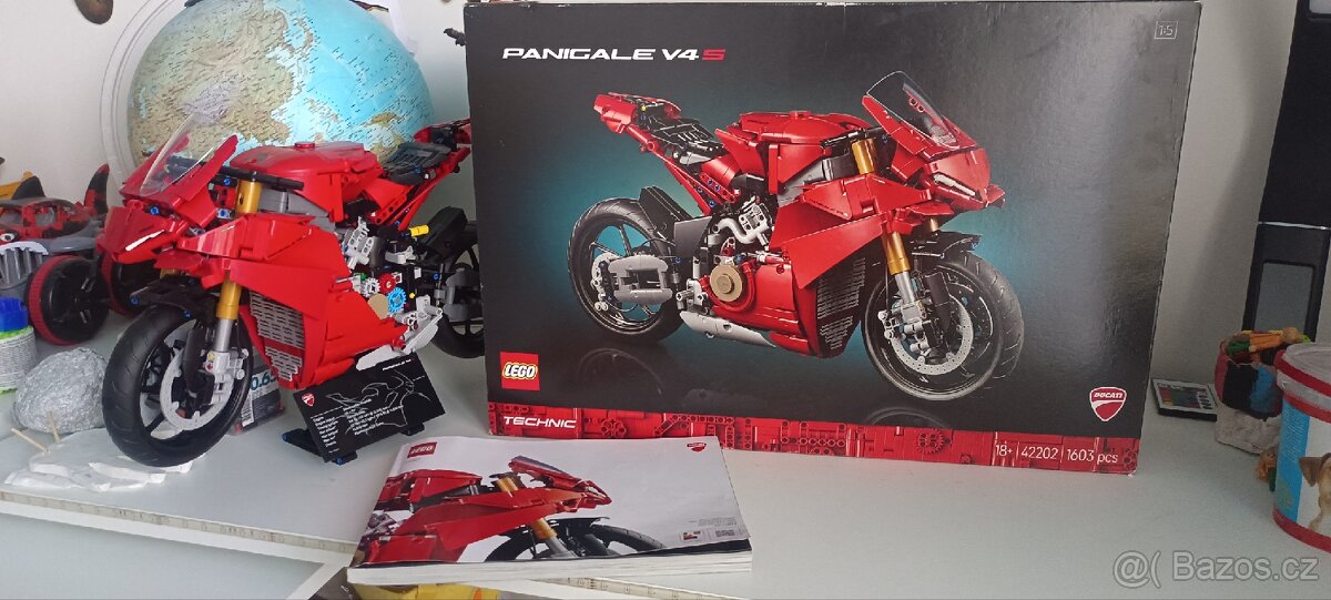 Lego TECHNIC 42202 Panigale V4S Ducati motorka.