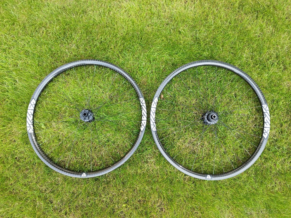 Zapletená kola Light Bicycle, Dtswiss, Novatec 29" boost 11