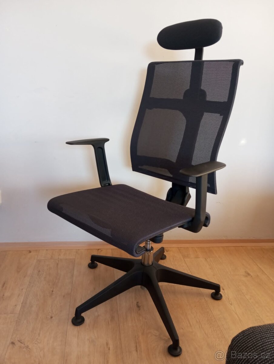 Počítačový stůl a židle