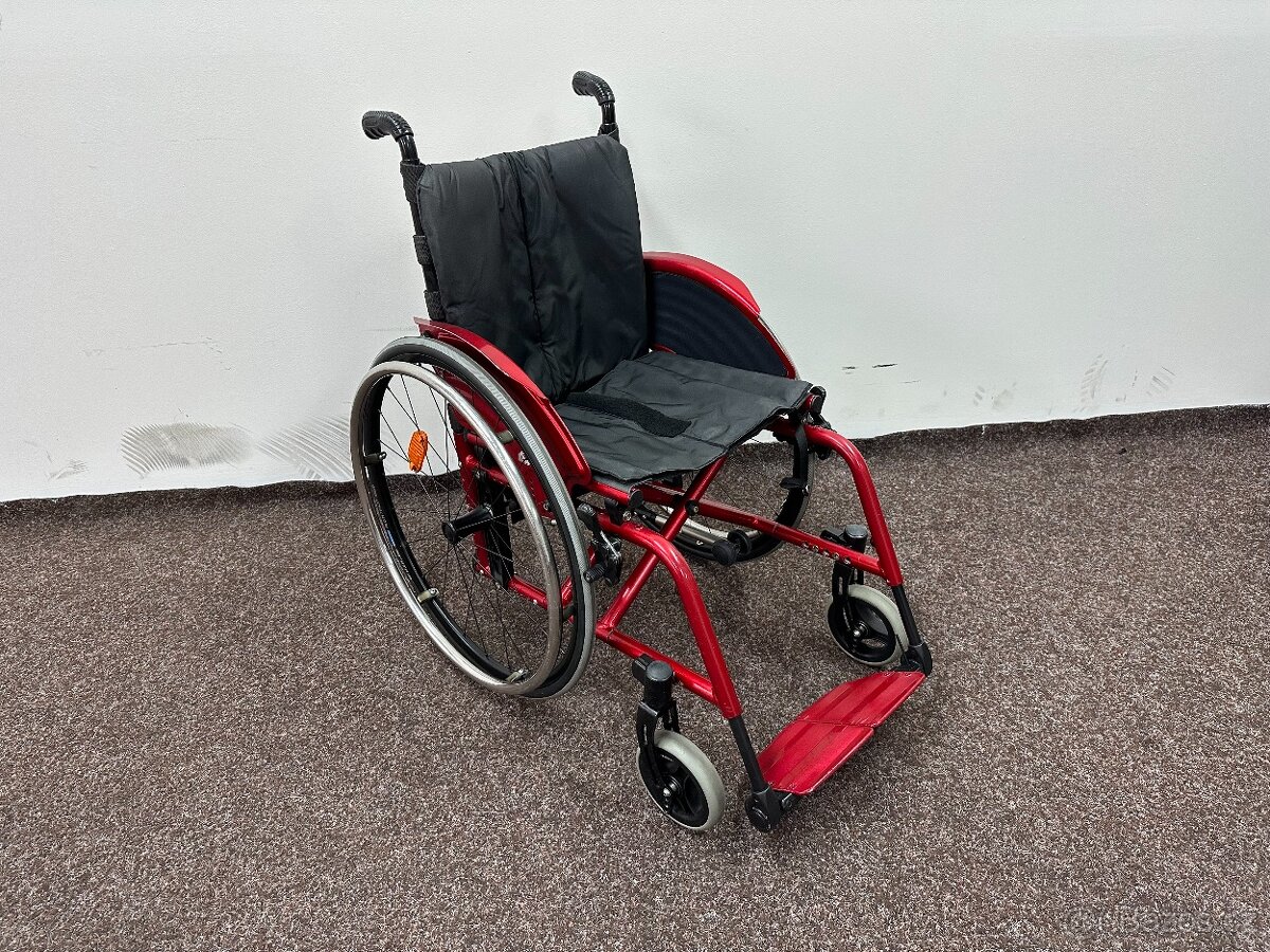Odlehčený invalidní vozík červený s blatníky, šíře 43