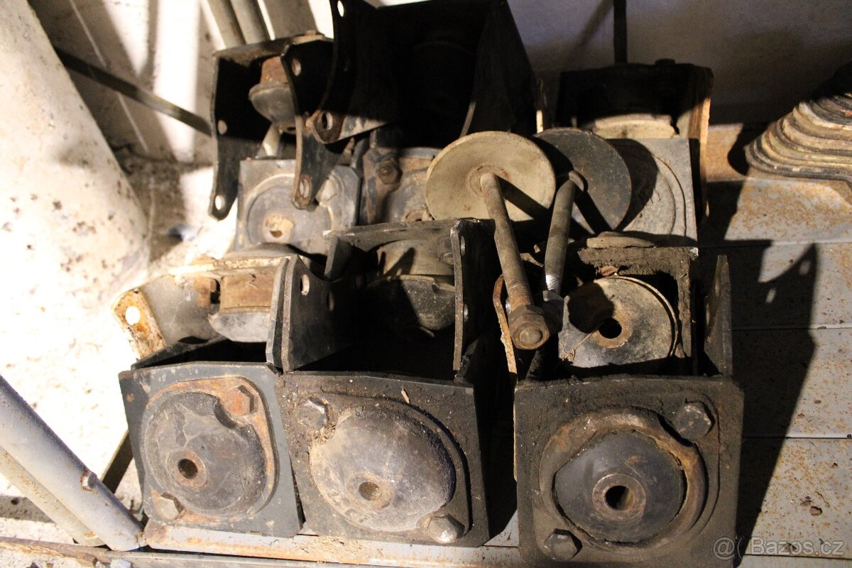 Zetor uř1 držáky kabiny přední zadní