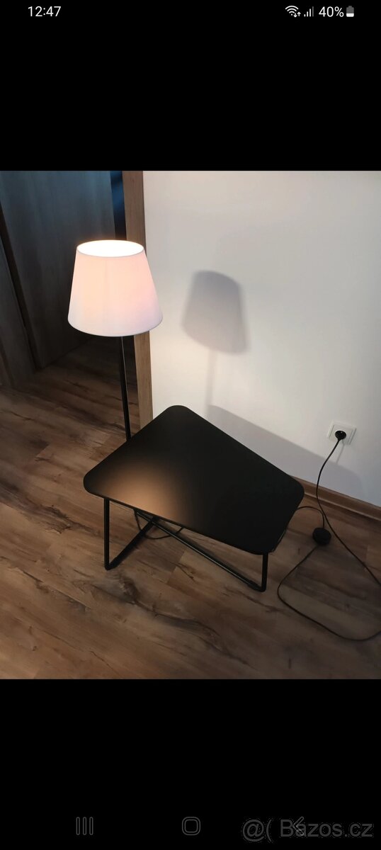 Designový stolek s lampou