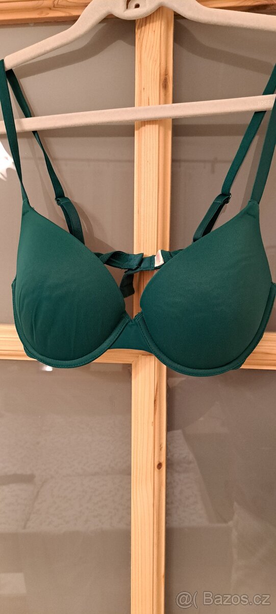 PODPRSENKA....VICTORIA S SECRET...34 C