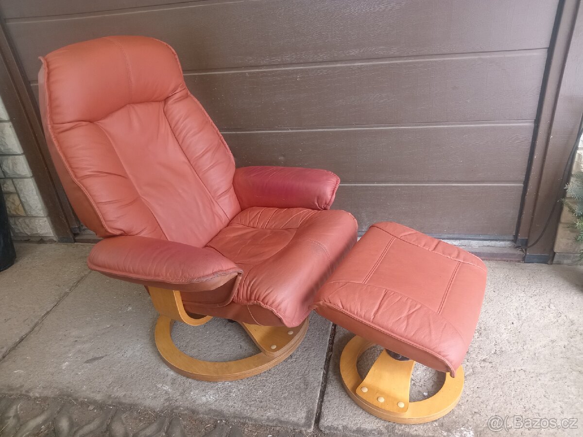 Kožené polohovací křeslo s podnožníkem