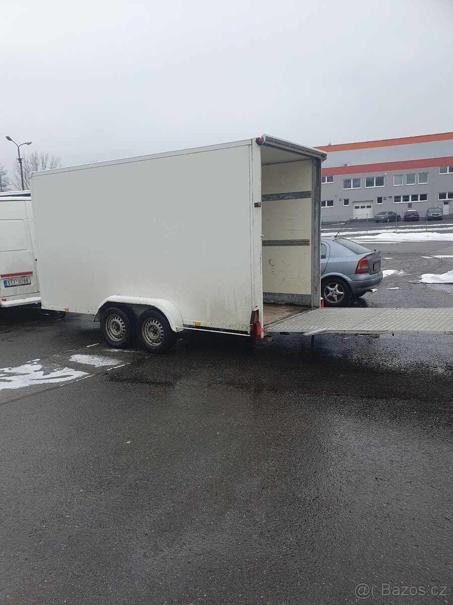 Německý skříňový přívěs Schutz