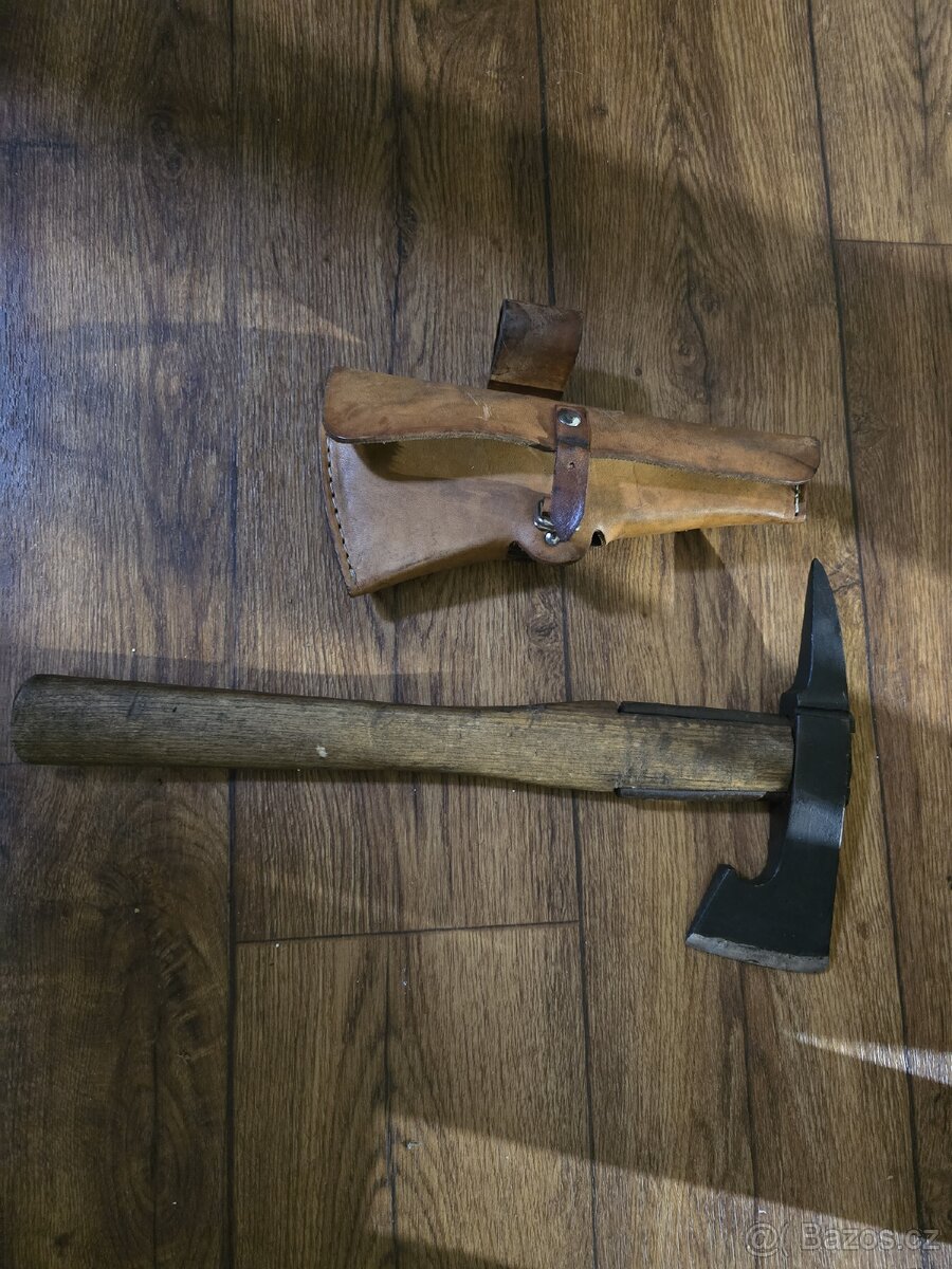 HASIČSKÁ SEKERA V KOŽENÉM POUZDU