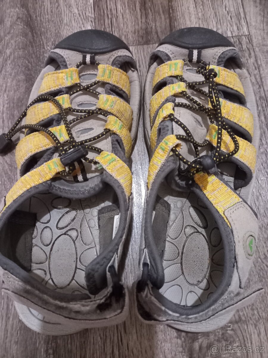 Sandály s krytou špičkou vel. 37 žlutošedé