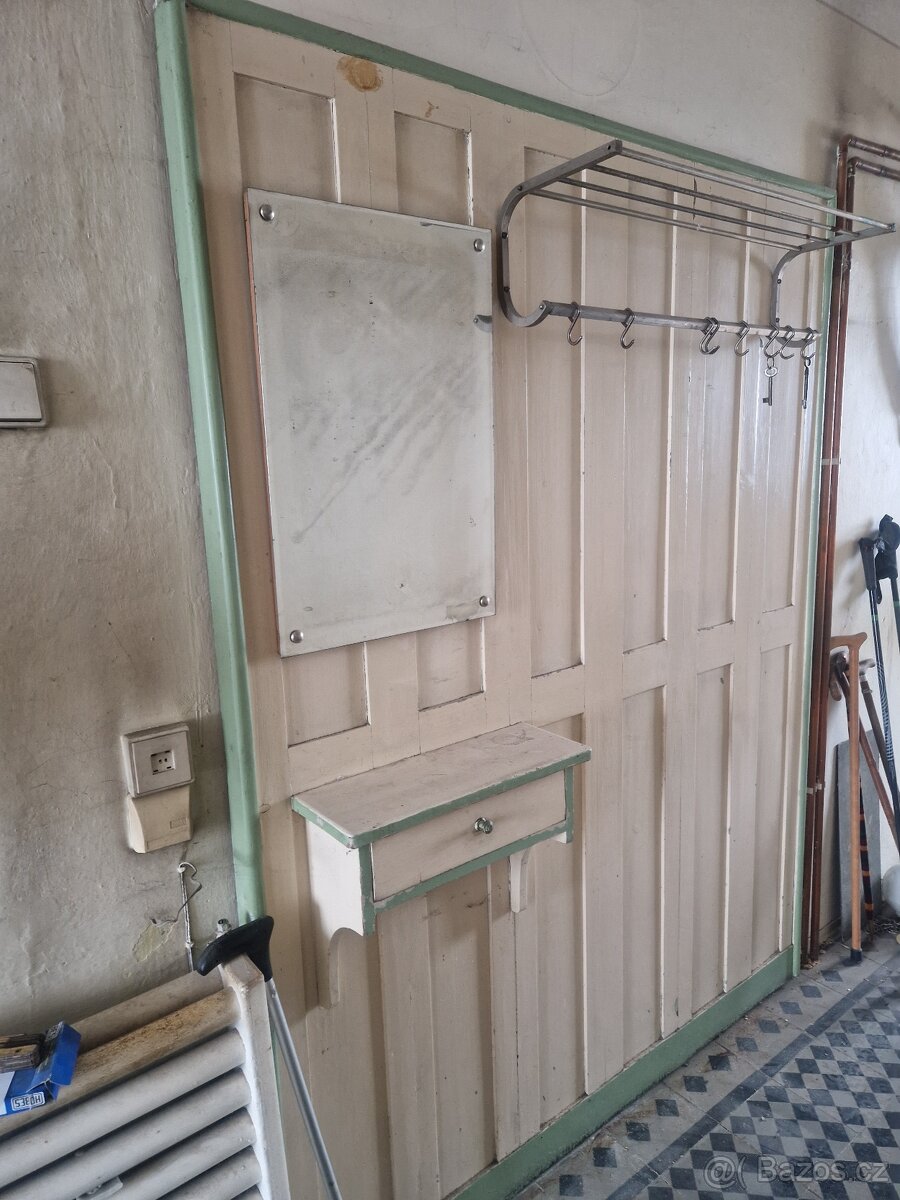 Stará věšákova stěna