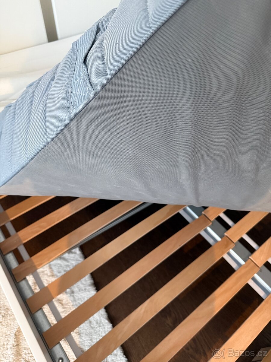 Prodám postel s roštem a matrací 140x200 cm