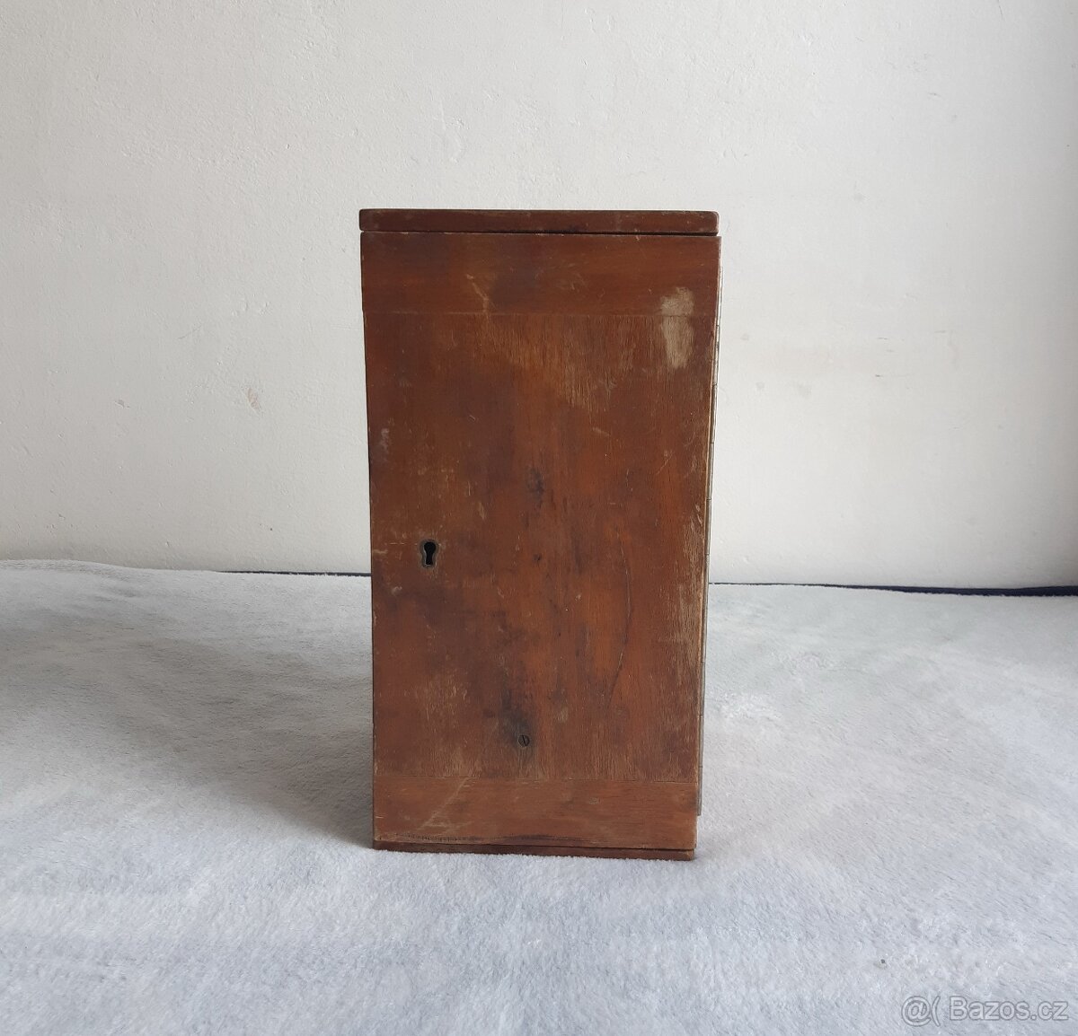 starý dřevěný box na mikroskop