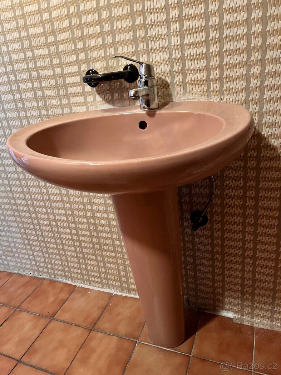 Umyvadlo s nohou a baterii