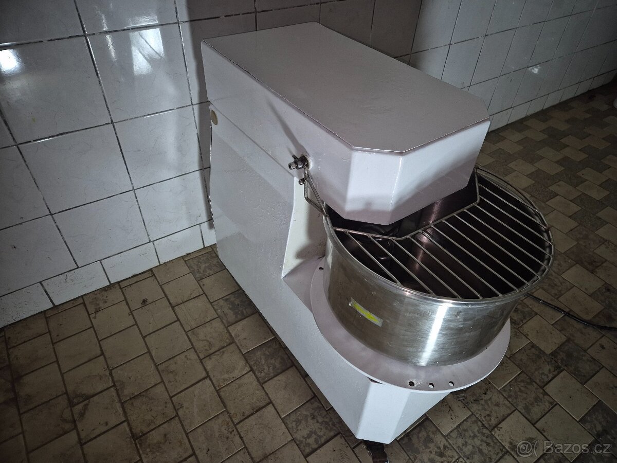 Hnětač těsta. Hnětací stroj.