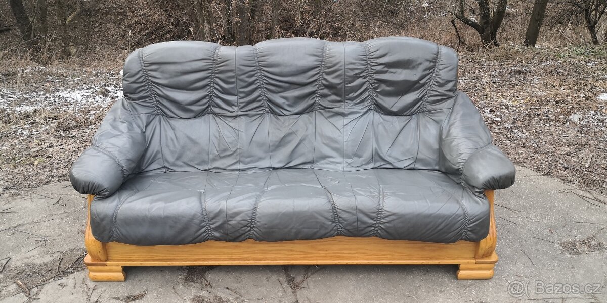 Kožená trojsedačka s masivním dřevem