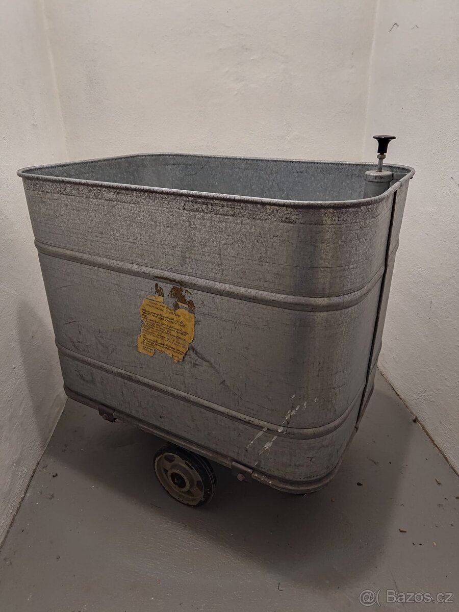 Starý zinkový přepravní vozík na prádlo