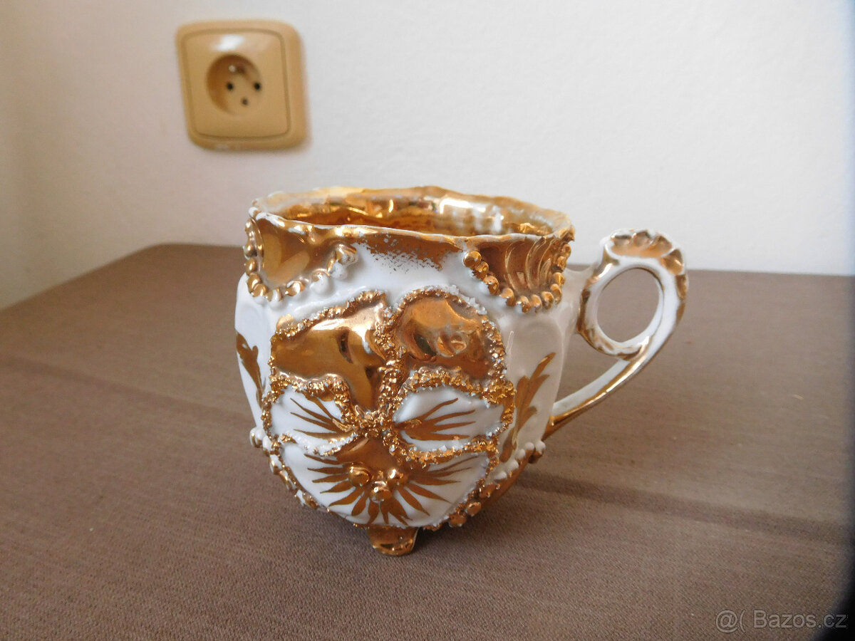 SECESNÍ PLASTICKÝ HRNEK