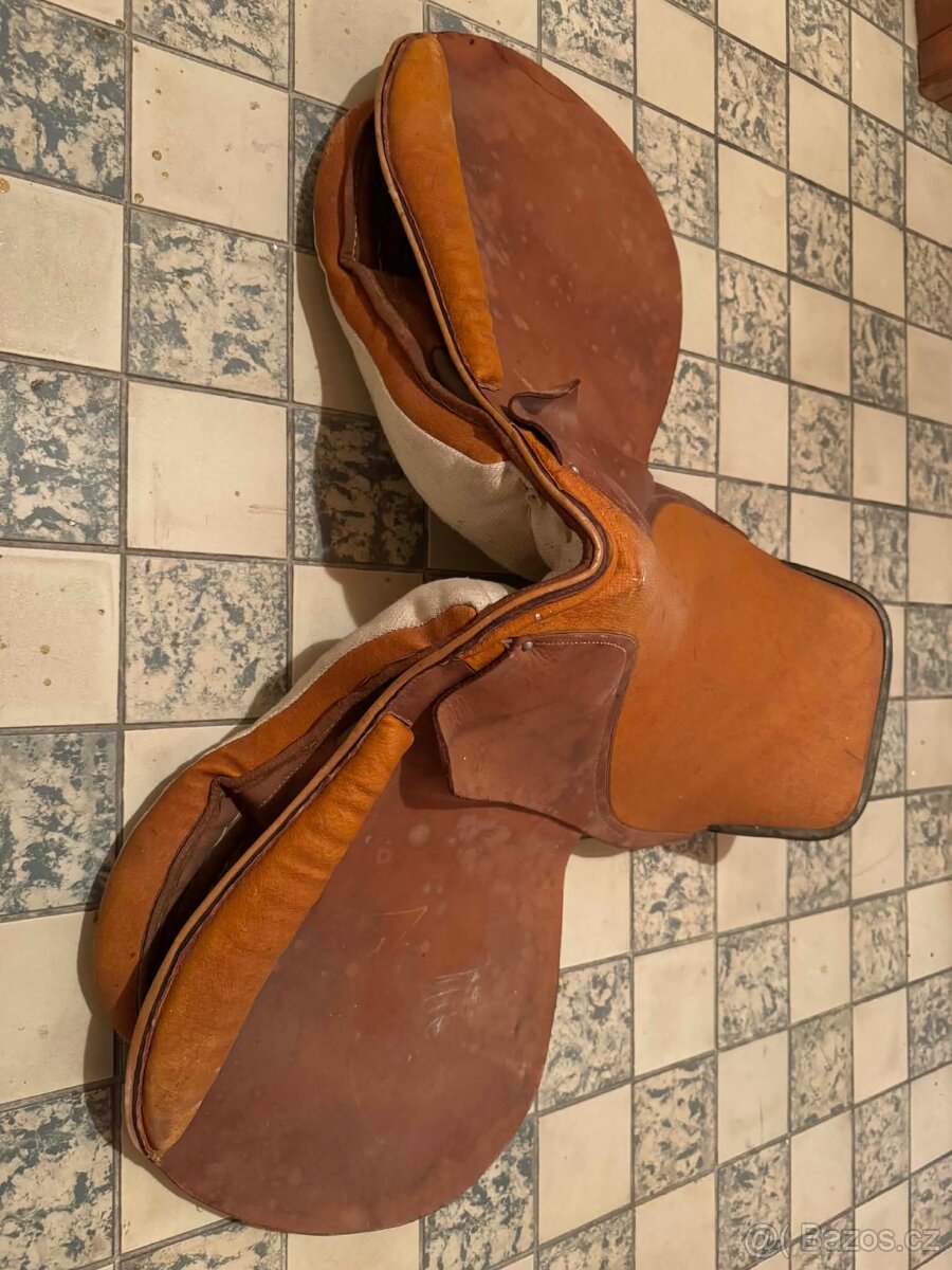 Ručně šité kožené sedlo na koně – kvalitní řemeslo