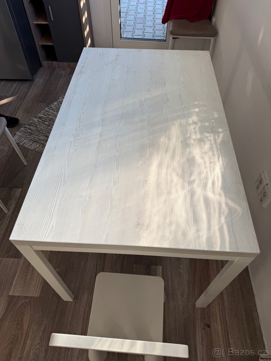 Jídelní stůl v dekoru bílého dřeva