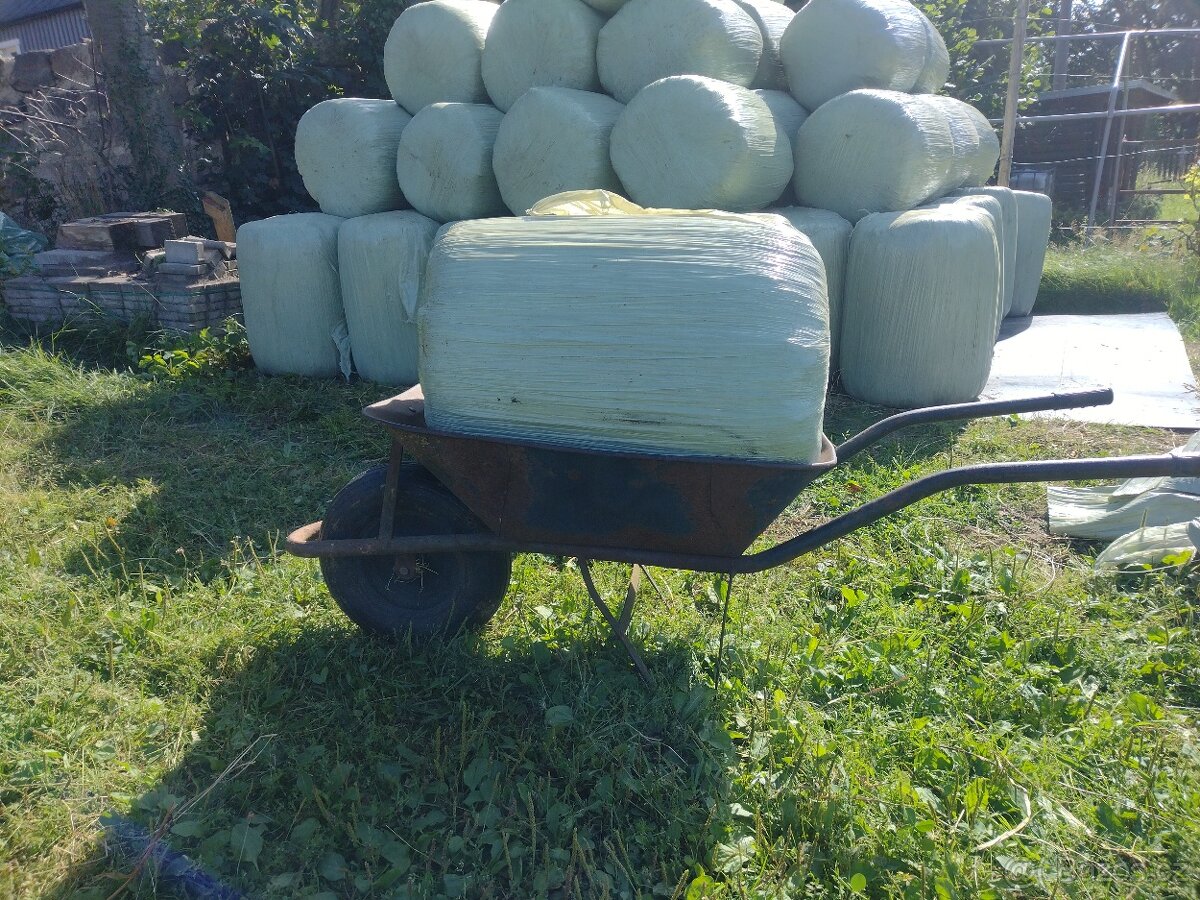 malé balíčky senáže a sena