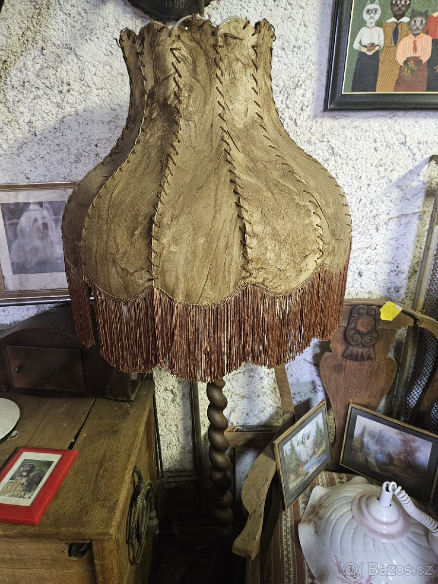 Lampa z buvolí kůže