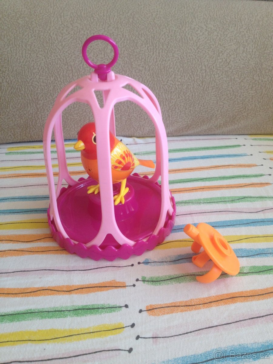 Ptáček v klecí - píská na zvuk píšťalky