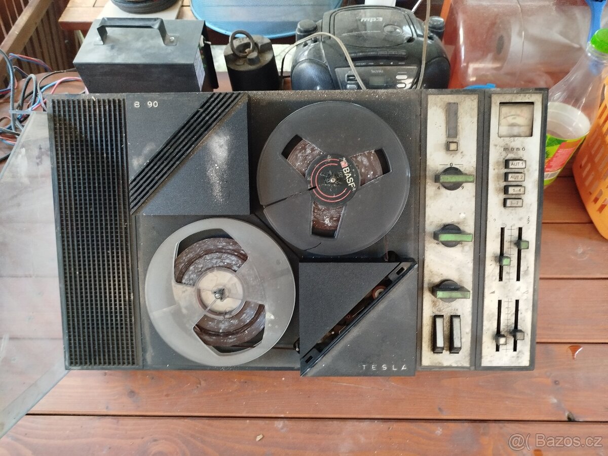 Starý kotoučový magnetofon Tesla B90