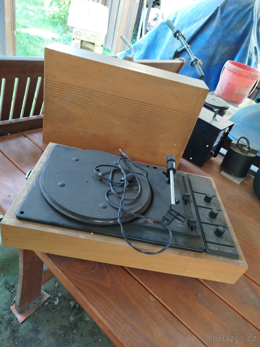 Starý kufříkový gramofon bez přenosky