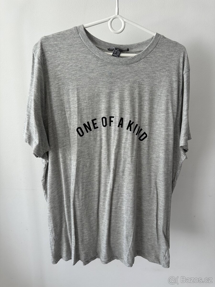 Šedé tričko s nápisem