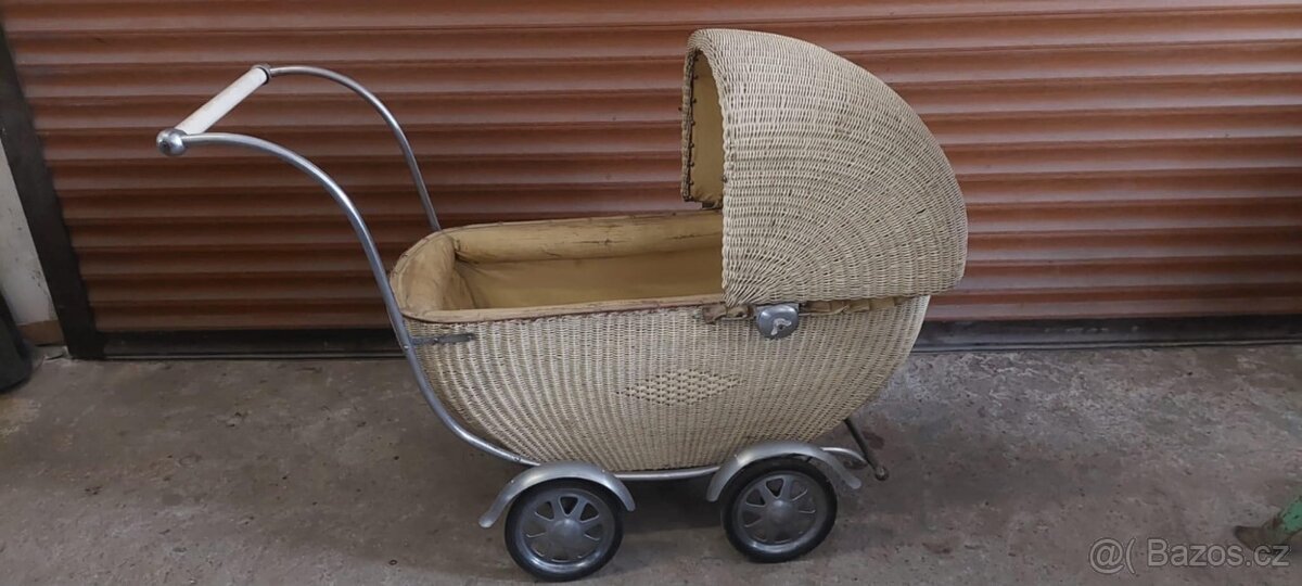 Starožitný kočárek na dítě proutěný
