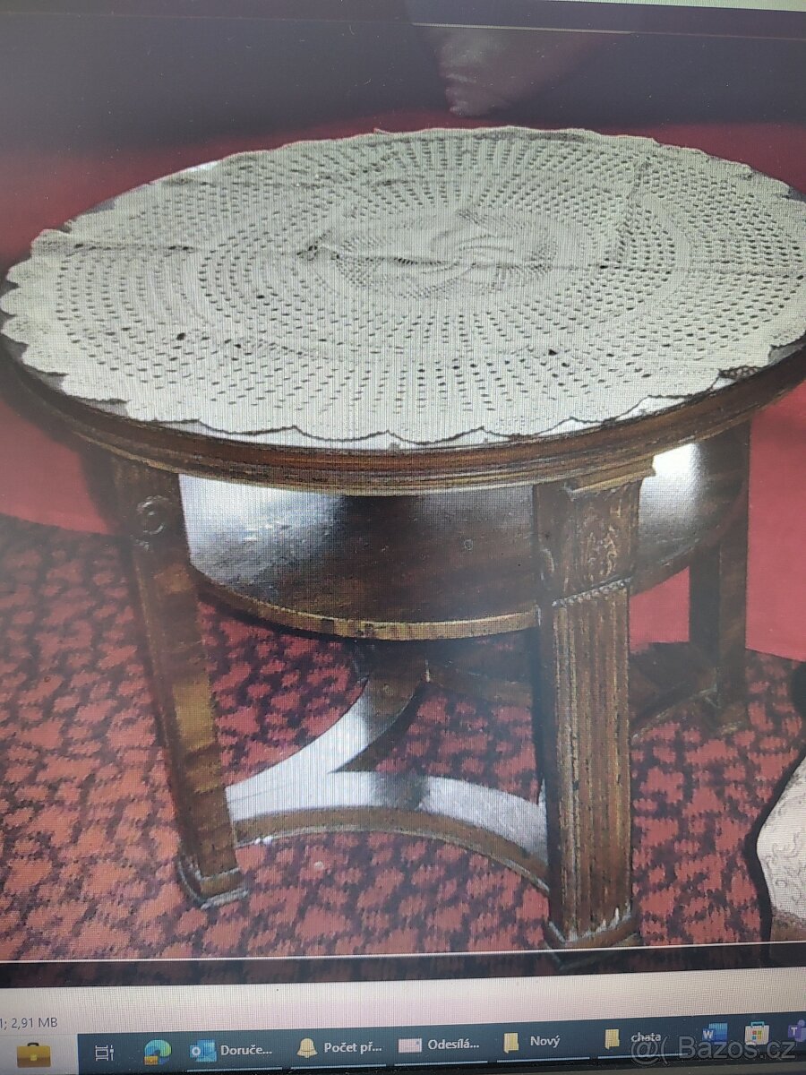Starožitný dřevěný stolek průměr 86cm