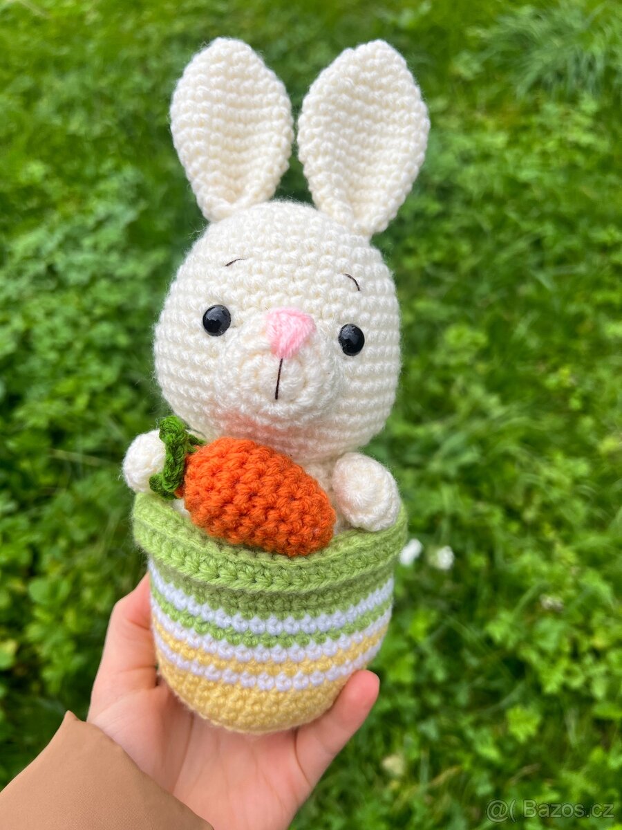 Háčkovaná hračka - velikonoční zajíček
