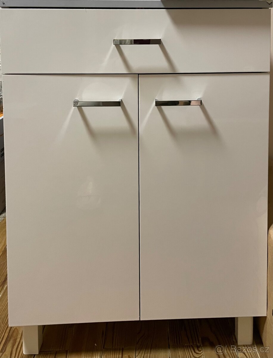 Nová koupelnová skříň