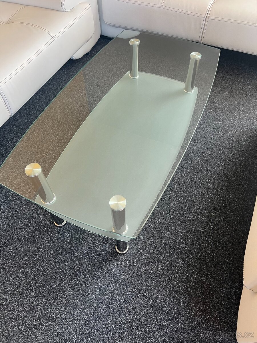 Skleněný konferenční stolek k sedačce