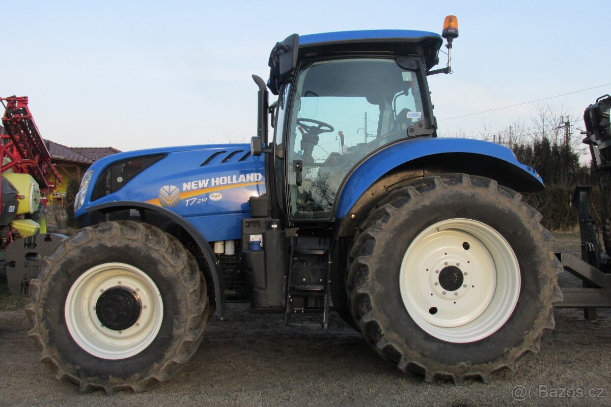 Traktor NEW HOLLAND T7.210