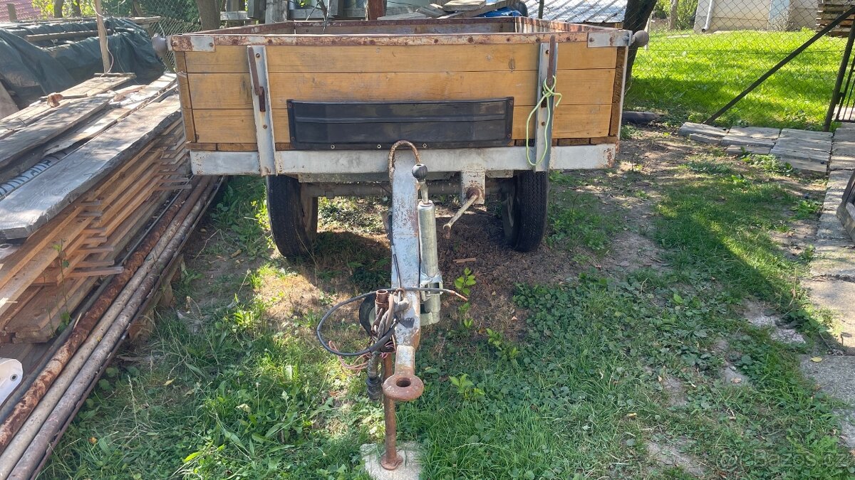 Vlečka za traktor dvoukolová ručně brzděná