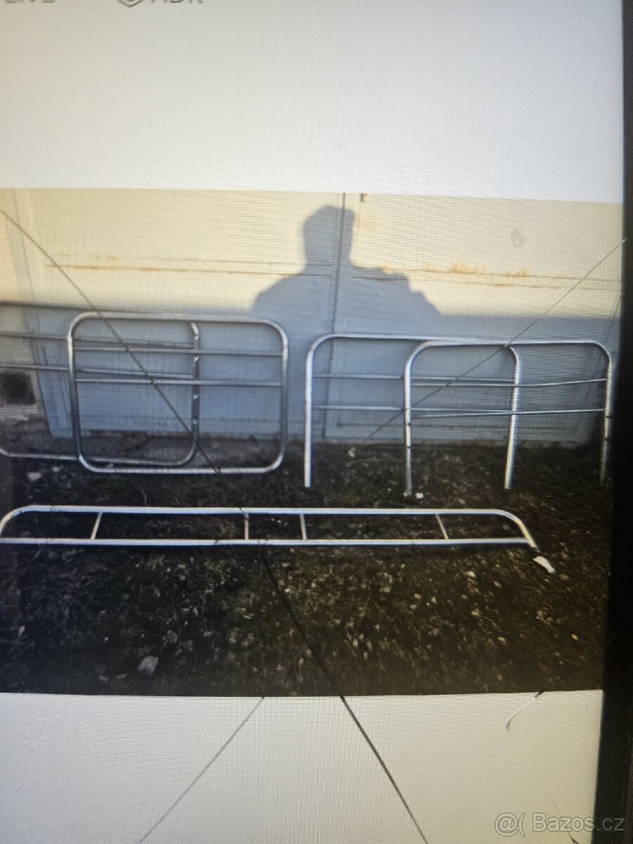 2x postel halabala, 2x židle Philippe, koberec ,květináč