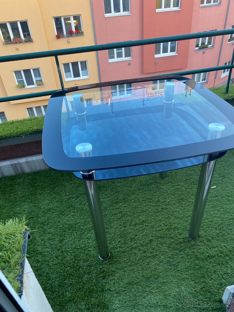 Skleněný stůl