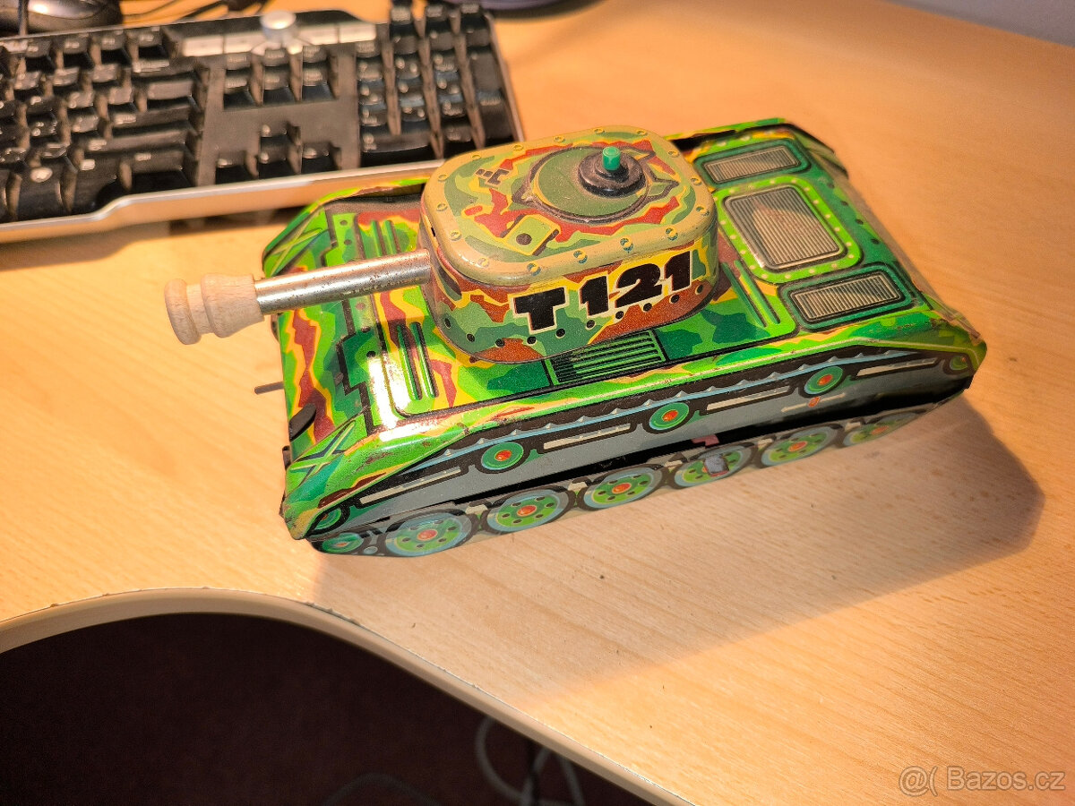 Staré hračky, plechový tank na klíček T121 KDN rok 1972