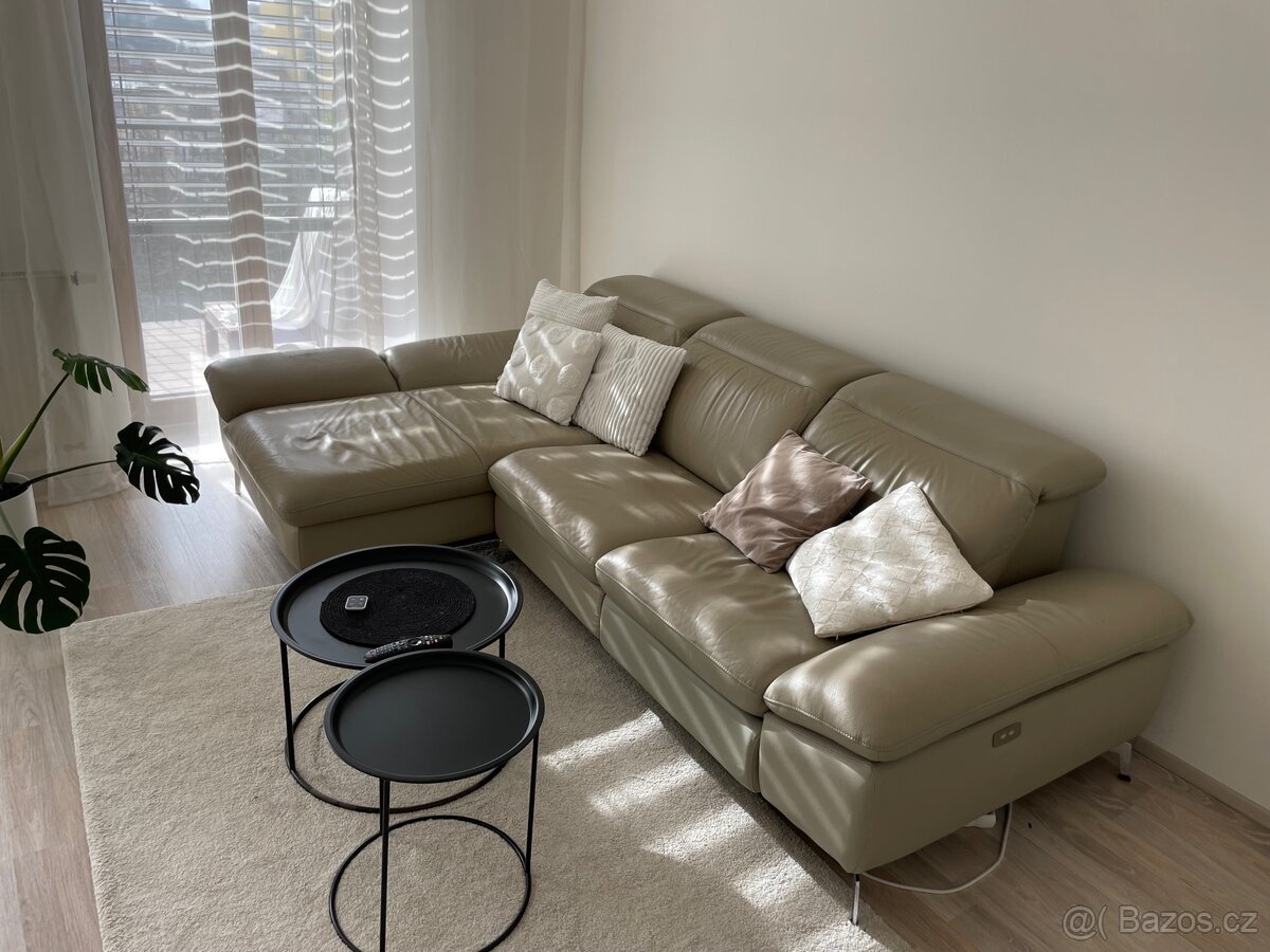 Šedá kožená sedací souprava do L s výsuvnou částí