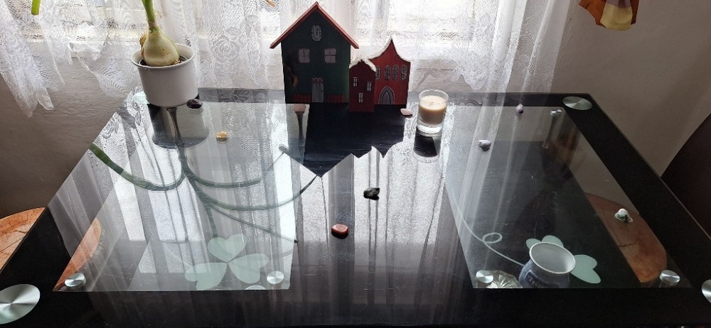 skleněný jídelní stůl + židle