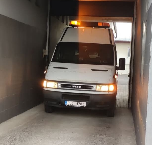 Prodám tlakový čistící stroj s vozem Iveco