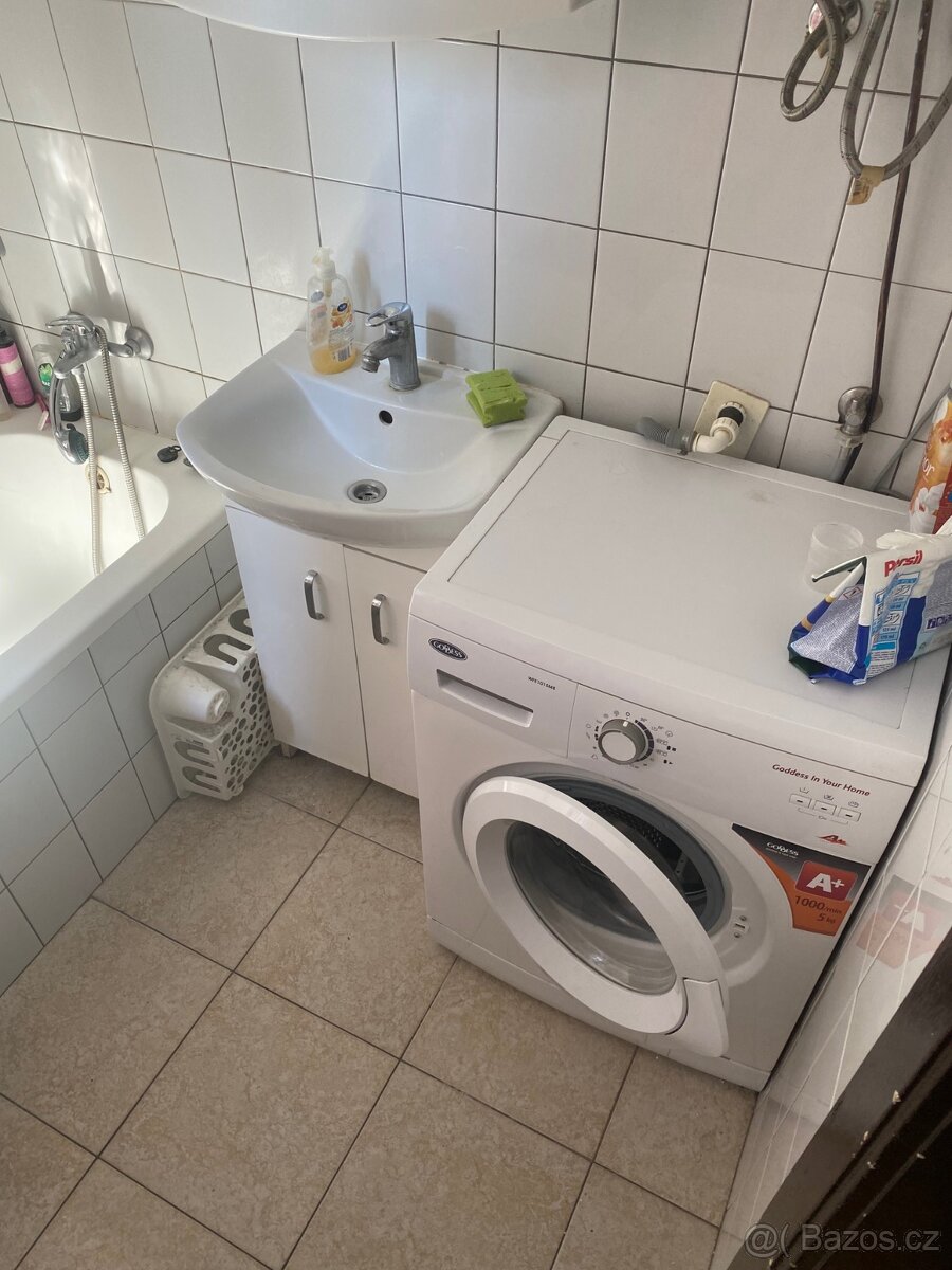 místo v 2-LZK pokoji jen pro dívku v bytě ul. Rybníček