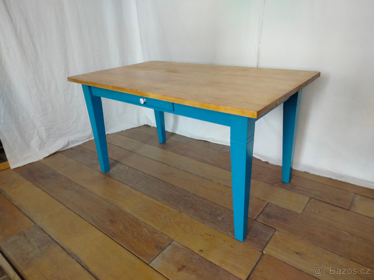 Dřevěný jídelní stůl
