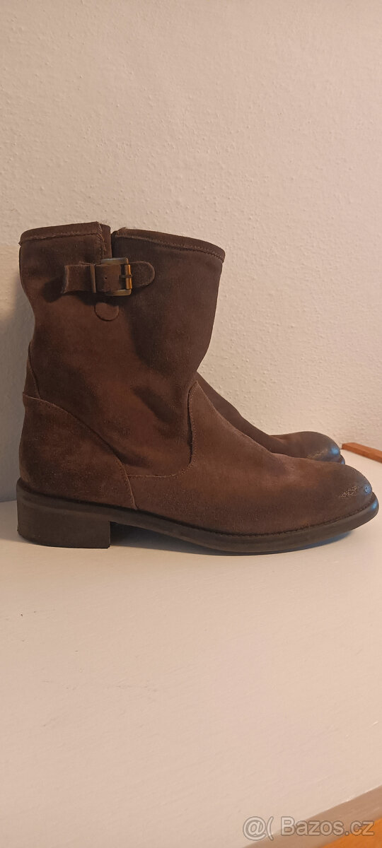 Kotníčkové kožené boty s kožíškem - vel. 39