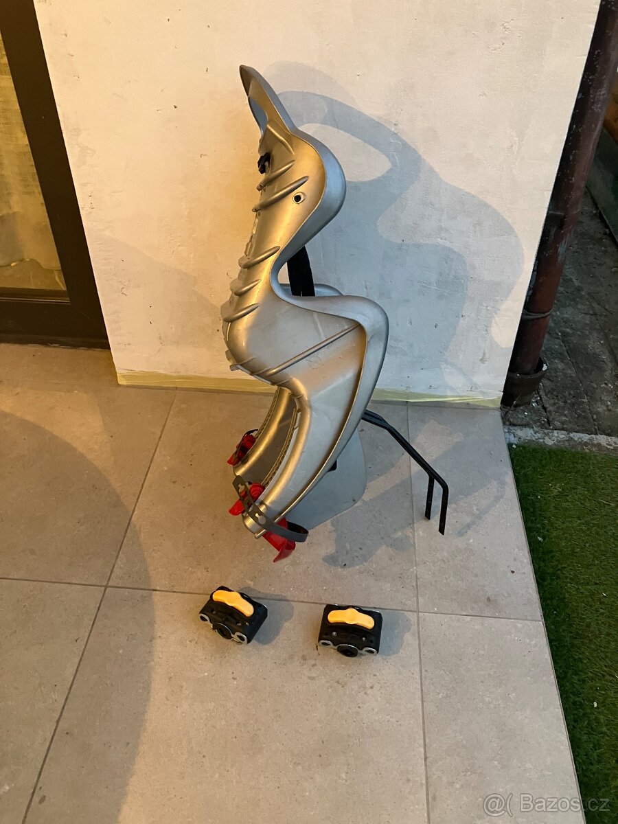 Dětská sedačka na kolo + dva držáky.