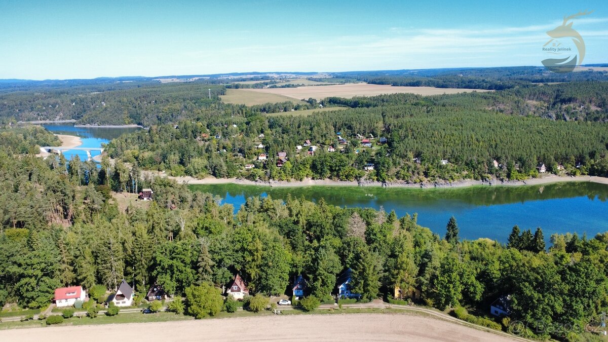 Chata u Hracholuské přehrady s možností trvalého bydlení