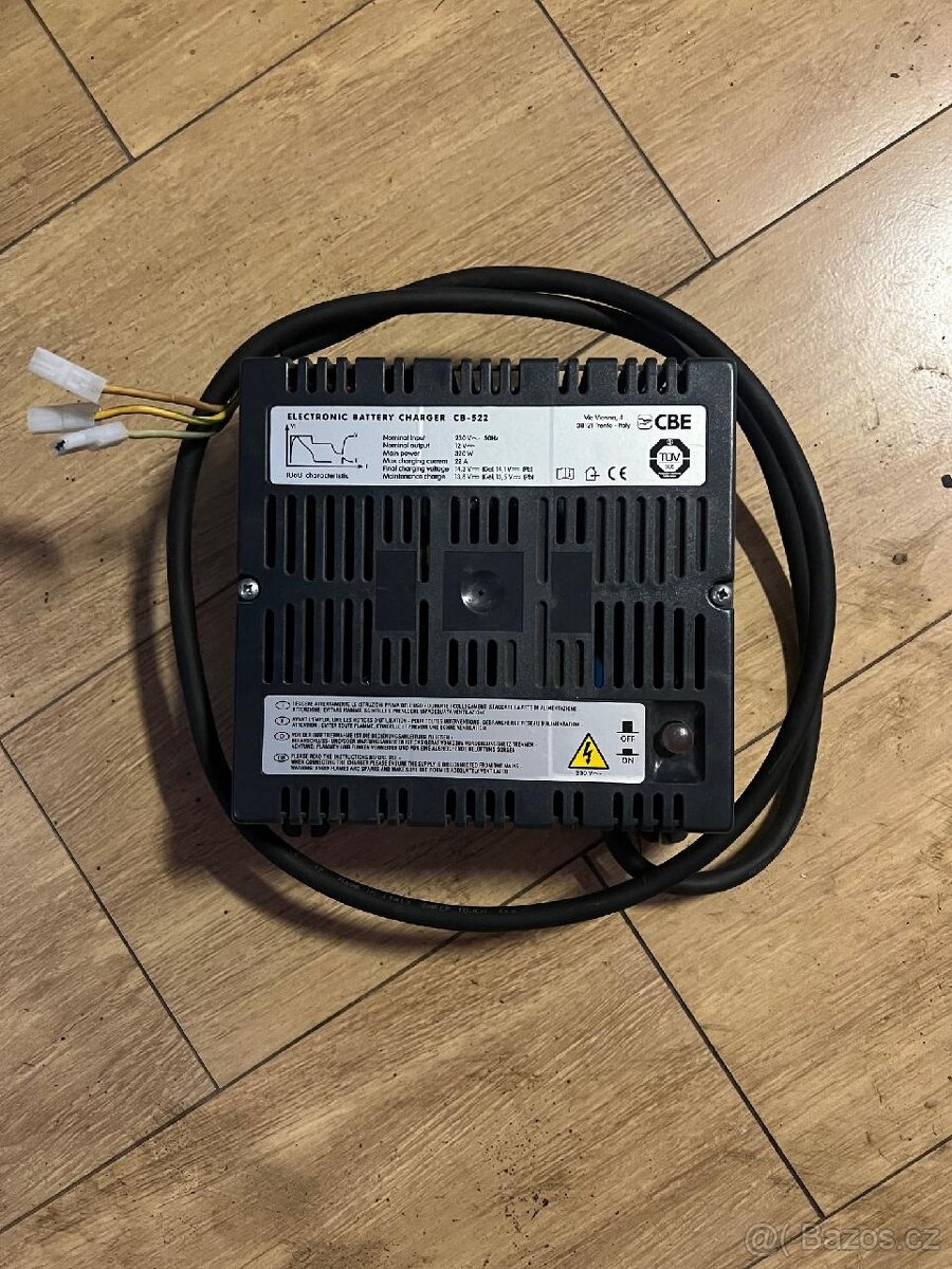 Nabíječka baterií CBE CB-522