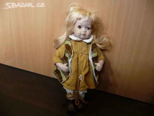Porcelánová panenka, výška 32 cm